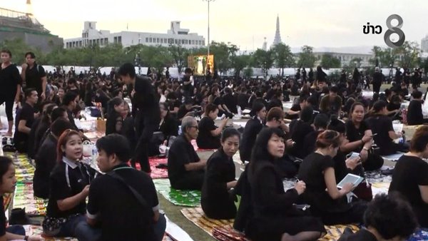 ประชาชนหลั่งไหล เตรียมร่วมร้องเพลง สรรเสริญพระบารมี