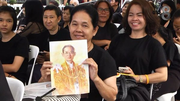 ประชาชนหลั่งไหล เตรียมร่วมร้องเพลง สรรเสริญพระบารมี