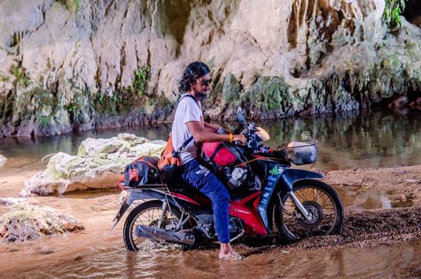 บอล นเรศร หนุ่มขี่มอเตอร์ไซค์เที่ยว 77 จังหวัดทั่วไทย