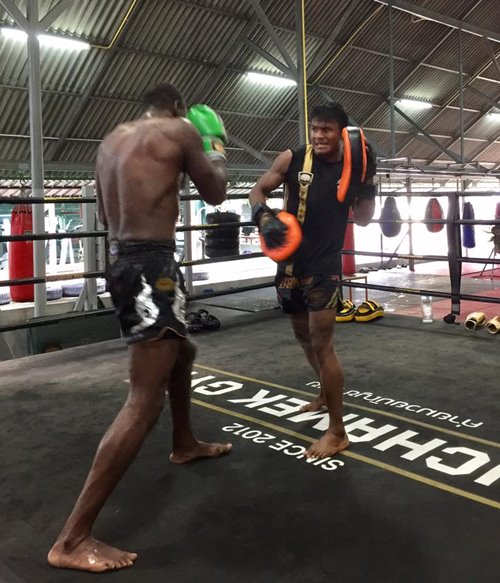 Idris Elba ฝึกมวยค่ายบัวขาว บัญชาเมฆ