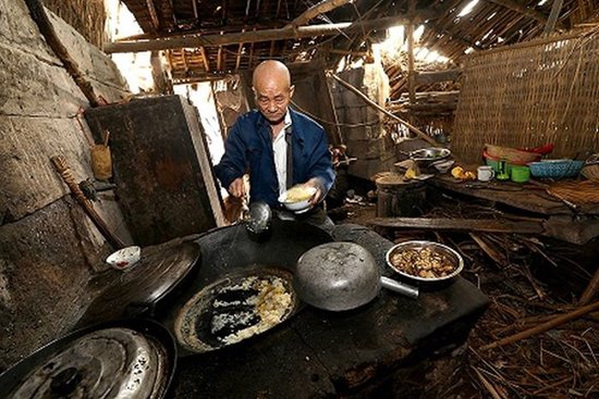 คู่รักตายาย อาศัยอยู่ในถ้ำ