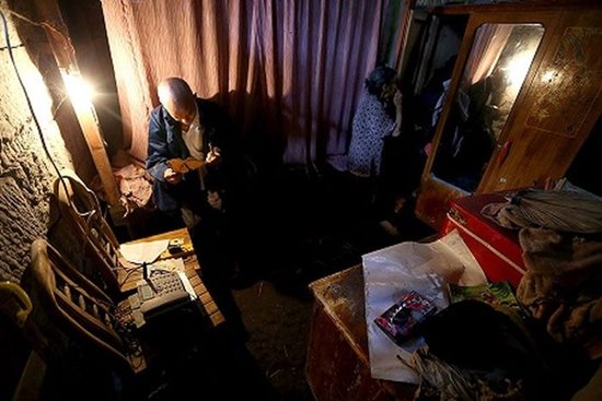 คู่รักตายาย อาศัยอยู่ในถ้ำ