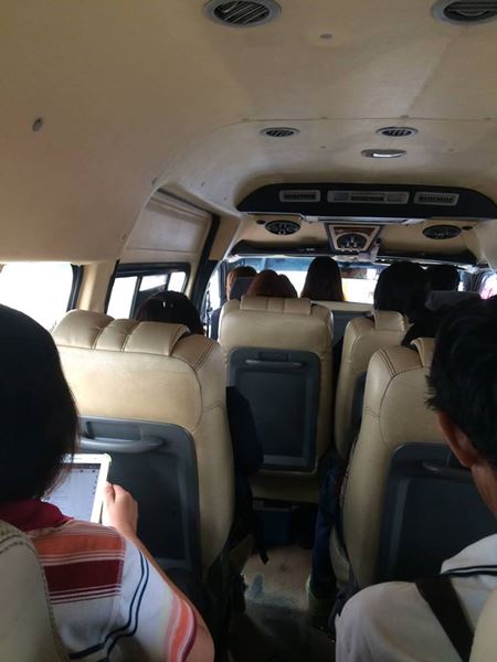 หนุ่มขอสลับที่นั่งกับผู้หญิงในรถตู้ 