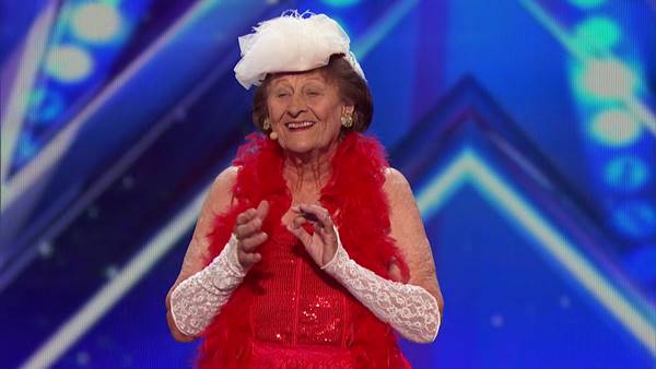 ทวดวัย 90 งัดของเด็ด โชว์ระบำเปลื้องผ้าใน Americas Got Talent