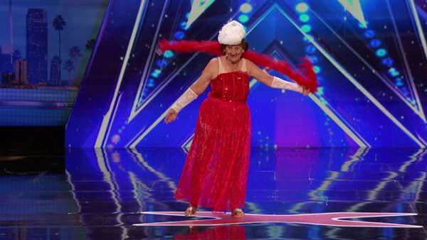 ทวดวัย 90 งัดของเด็ด โชว์ระบำเปลื้องผ้าใน Americas Got Talent