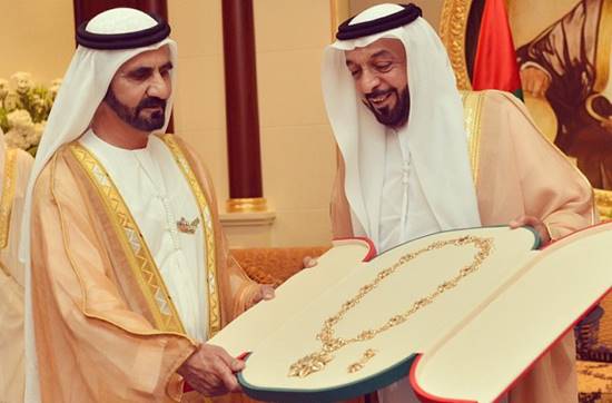 เจ้าผู้ครองนครดูไบ ใส่เสื้อยืด โดยสารรถไฟใต้ดินในลอนดอน