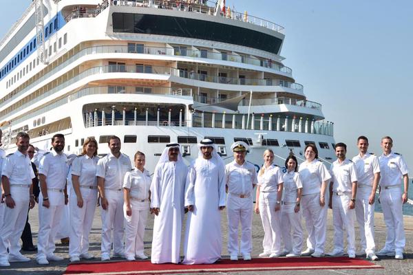 เจ้าผู้ครองนครดูไบ ใส่เสื้อยืด โดยสารรถไฟใต้ดินในลอนดอน