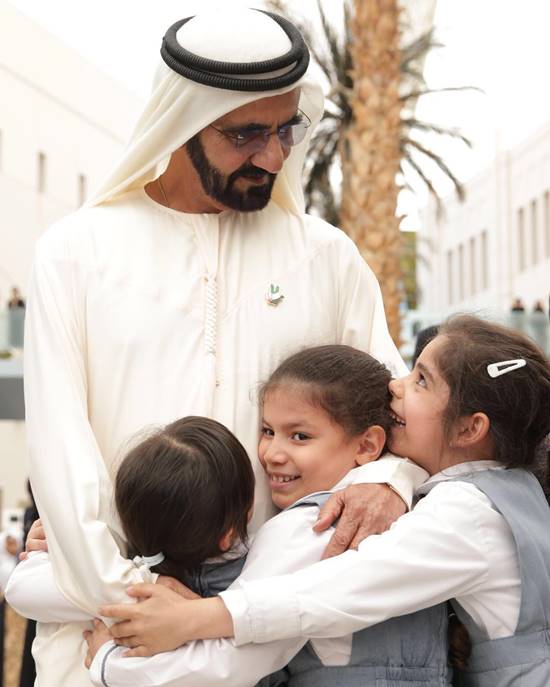 เจ้าผู้ครองนครดูไบ ใส่เสื้อยืด โดยสารรถไฟใต้ดินในลอนดอน