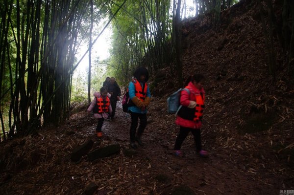 ครูผู้เสียสละ พายเรือข้ามอ่างเก็บน้ำรับ-ส่งเด็ก ๆ ไปเรียนนานกว่า 10 ปี