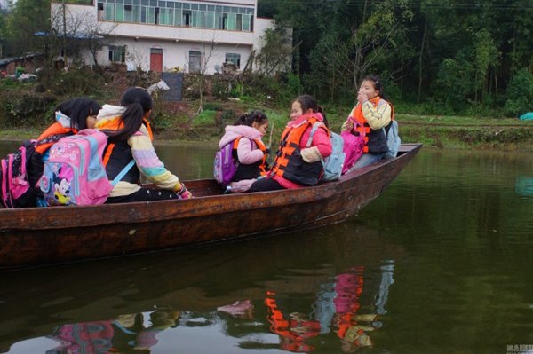 ครูผู้เสียสละ พายเรือข้ามอ่างเก็บน้ำรับ-ส่งเด็ก ๆ ไปเรียนนานกว่า 10 ปี