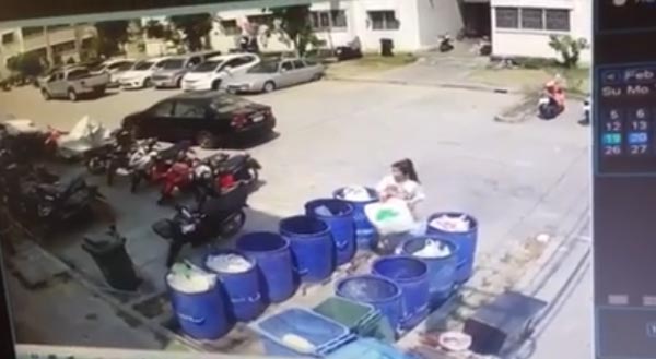 คลิปนาทีแม่ใจเหี้ยม ถือซากลูก 8 เดือนทิ้งขยะ