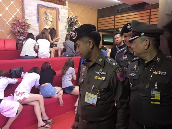 บุกทลายอาบอบนวดดังกลางกรุง พบเด็กต่ำกว่า 18 ค้ากาม