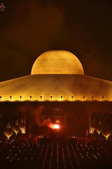 พุทธศาสนิกชนร่วมตักบาตรพระ 3,000 รูป ที่วัดพระธรรมกาย