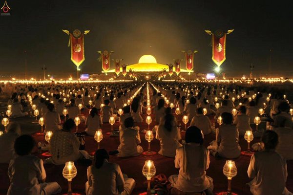 พุทธศาสนิกชนร่วมตักบาตรพระ 3,000 รูป ที่วัดพระธรรมกาย