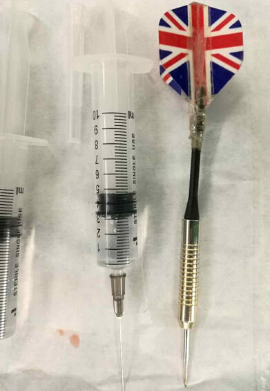 พี่ชาย 7 ขวบ ปาลูกดอกปักหว่างคิ้วน้อง 6 ขวบ