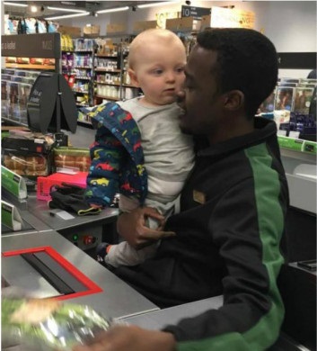 แคชเชียร์หนุ่มอาสาอุ้มเด็กน้อยให้คุณแม่ จากร้องไห้กลายเป็นยิ้มเชียว