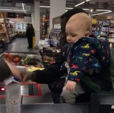 แคชเชียร์หนุ่มอาสาอุ้มเด็กน้อยให้คุณแม่ จากร้องไห้กลายเป็นยิ้มเชียว