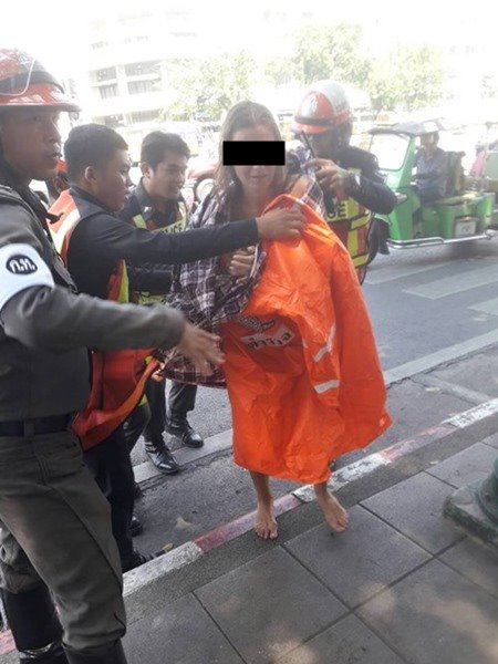 ฝรั่งแก้ผ้ากลางกรุง