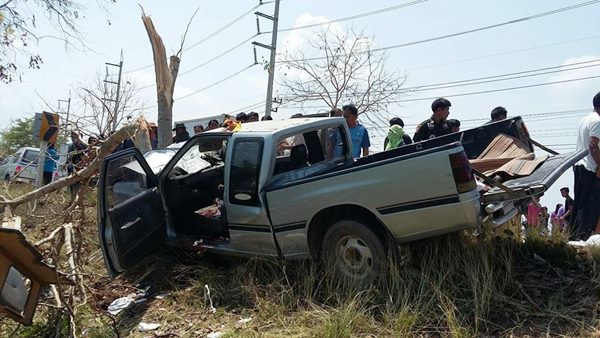 รถกระบะชนต้นไม้