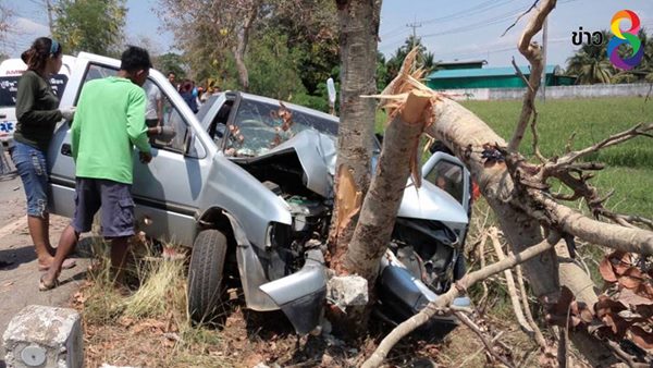 รถกระบะชนต้นไม้