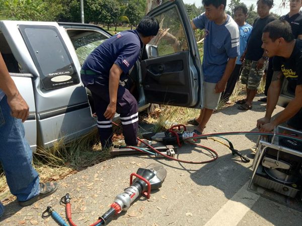 รถกระบะชนต้นไม้