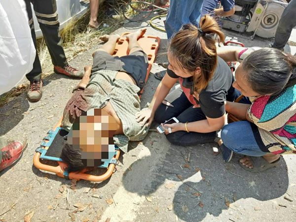 รถกระบะชนต้นไม้