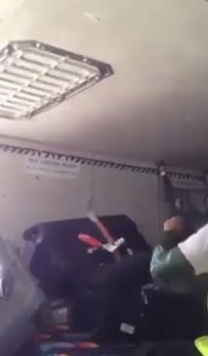 พนักงานสายการบินค้นกระเป๋าผู้โดยสาร