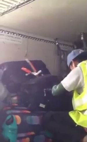 พนักงานสายการบินค้นกระเป๋าผู้โดยสาร