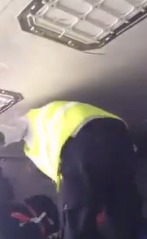 พนักงานสายการบินค้นกระเป๋าผู้โดยสาร