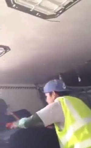 พนักงานสายการบินค้นกระเป๋าผู้โดยสาร