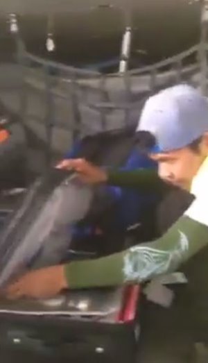 พนักงานสายการบินค้นกระเป๋าผู้โดยสาร