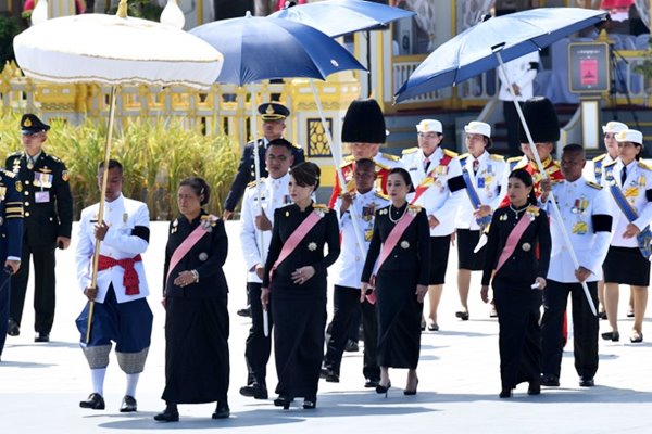 ร.10 เสด็จฯ ร่วมริ้วขบวนที่ 4 อัญเชิญพระโกศพระบรมอัฐิ เข้าสู่พระบรมมหาราชวัง