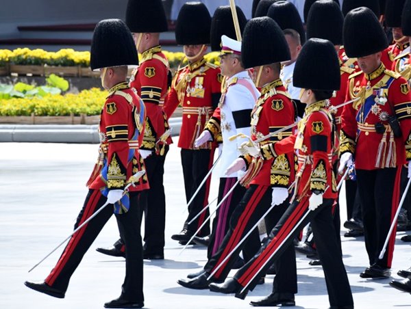 ร.10 เสด็จฯ ร่วมริ้วขบวนที่ 4 อัญเชิญพระโกศพระบรมอัฐิ เข้าสู่พระบรมมหาราชวัง