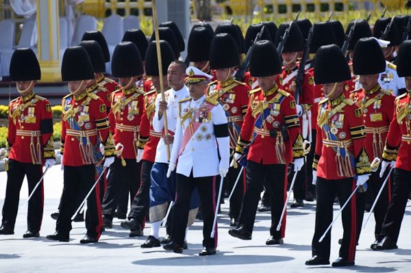 ร.10 เสด็จฯ ร่วมริ้วขบวนที่ 4 อัญเชิญพระโกศพระบรมอัฐิ เข้าสู่พระบรมมหาราชวัง