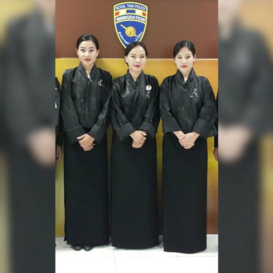 แอร์สายการบินภูฏานแต่งกายชุดดำไว้อาลัย ในหลวง รัชกาลที่ 9