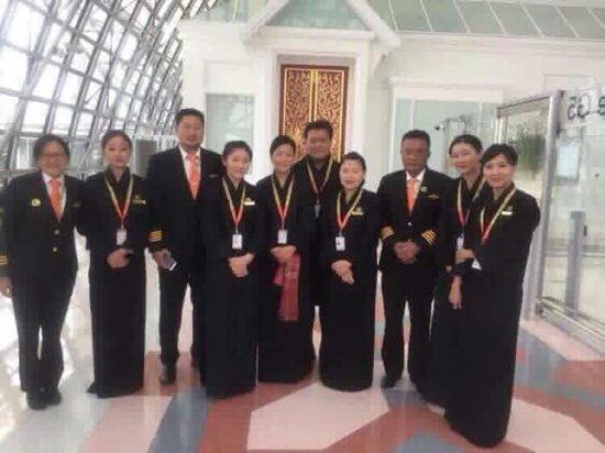 แอร์สายการบินภูฏานแต่งกายชุดดำไว้อาลัย ในหลวง รัชกาลที่ 9