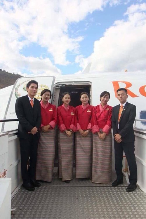 แอร์สายการบินภูฏานแต่งกายชุดดำไว้อาลัย ในหลวง รัชกาลที่ 9