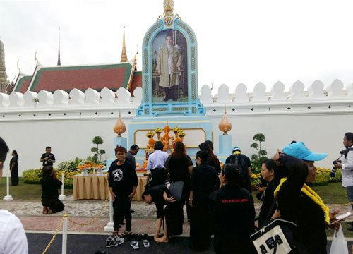 ประชาชนนำดอกไม้ถวายสักการะ ร.9 ณ ซุ้มกำแพงพระบรมมหาราชวัง