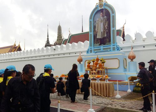 ประชาชนนำดอกไม้ถวายสักการะ ร.9 ณ ซุ้มกำแพงพระบรมมหาราชวัง