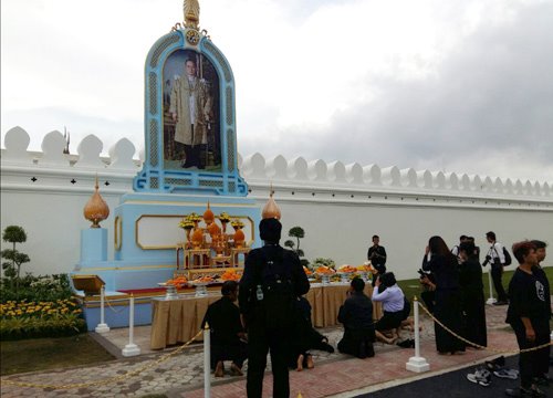 ประชาชนนำดอกไม้ถวายสักการะ ร.9 ณ ซุ้มกำแพงพระบรมมหาราชวัง