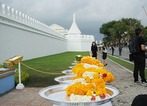 ประชาชนนำดอกไม้ถวายสักการะ ร.9 ณ ซุ้มกำแพงพระบรมมหาราชวัง