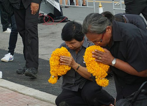 ประชาชนนำดอกไม้ถวายสักการะ ร.9 ณ ซุ้มกำแพงพระบรมมหาราชวัง
