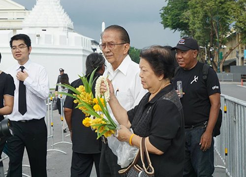 ประชาชนนำดอกไม้ถวายสักการะ ร.9 ณ ซุ้มกำแพงพระบรมมหาราชวัง