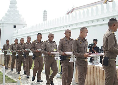 ประชาชนนำดอกไม้ถวายสักการะ ร.9 ณ ซุ้มกำแพงพระบรมมหาราชวัง