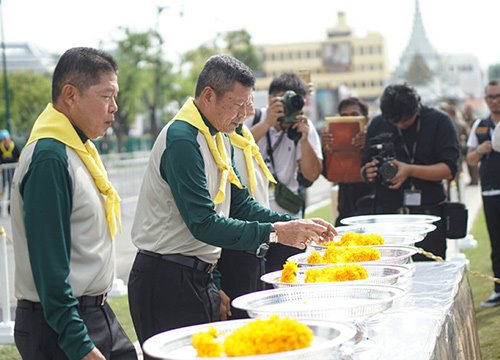 ประชาชนนำดอกไม้ถวายสักการะ ร.9 ณ ซุ้มกำแพงพระบรมมหาราชวัง