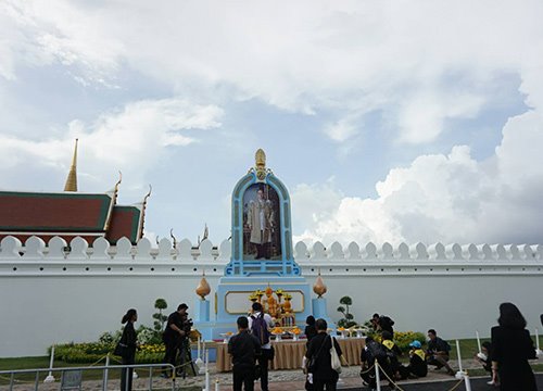 ประชาชนนำดอกไม้ถวายสักการะ ร.9 ณ ซุ้มกำแพงพระบรมมหาราชวัง