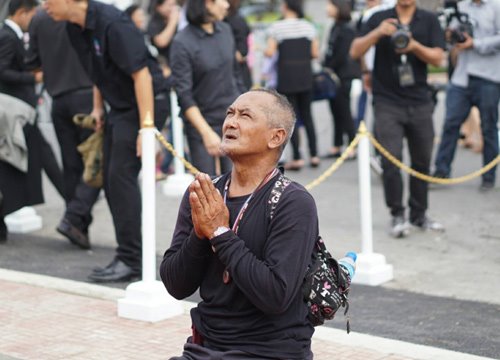 ประชาชนนำดอกไม้ถวายสักการะ ร.9 ณ ซุ้มกำแพงพระบรมมหาราชวัง