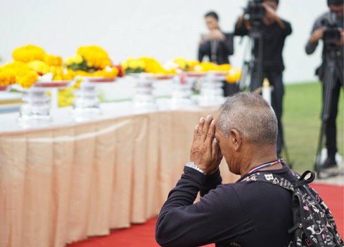 ประชาชนนำดอกไม้ถวายสักการะ ร.9 ณ ซุ้มกำแพงพระบรมมหาราชวัง