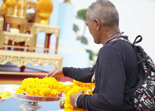 ประชาชนนำดอกไม้ถวายสักการะ ร.9 ณ ซุ้มกำแพงพระบรมมหาราชวัง