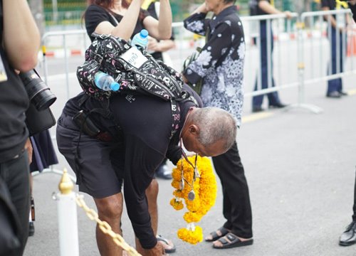 ประชาชนนำดอกไม้ถวายสักการะ ร.9 ณ ซุ้มกำแพงพระบรมมหาราชวัง